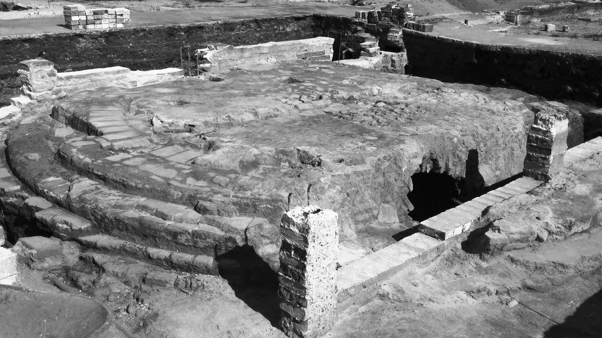 048 Investigación puntual en el patio del Claustro Mayor de Santo